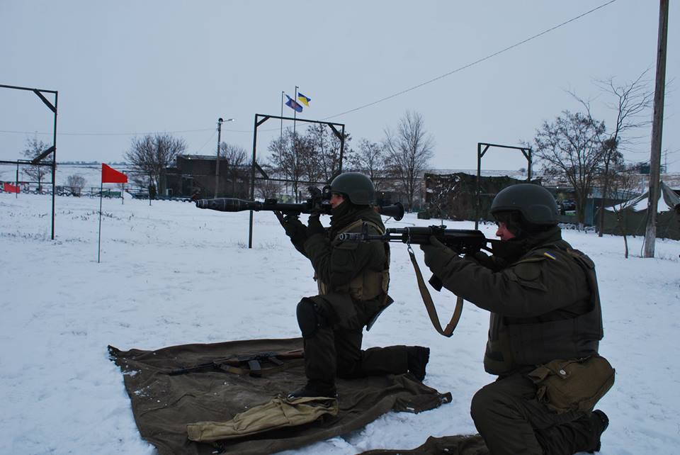 На базе Николаевского полка Нацгвардии прошли сборы с саперами, гранатометчиками, пулеметчиками и снайперами 15