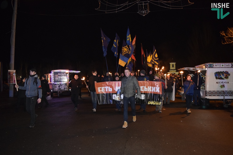 Это не траурное мероприятие: в Николаеве прошло традиционное факельное шествие в память боя под Крутами 11