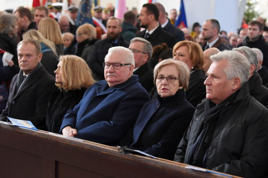 Проводить в последний путь убитого мэра Гданьска пришло 45 тысяч человек 15