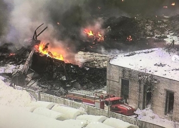 В РФ взорвался и горит химкомбинат