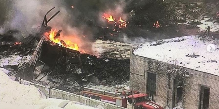 В РФ взорвался и горит химкомбинат