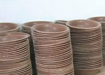 Дешево и экологично. Посуду из пшеничных отрубей делает польский фермер