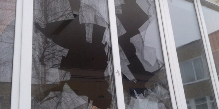 На Николаевщине мужчина после ссоры с женой пошел бить окна в селе под музыкальное сопровождение