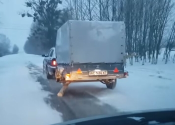 Когда запаски не оказалось. Украинец приспособил бревно вместо колеса, чтобы доехать до места