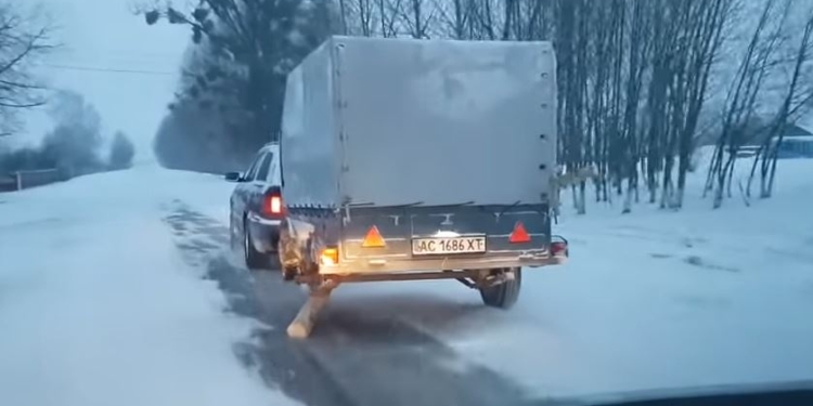 Когда запаски не оказалось. Украинец приспособил бревно вместо колеса, чтобы доехать до места