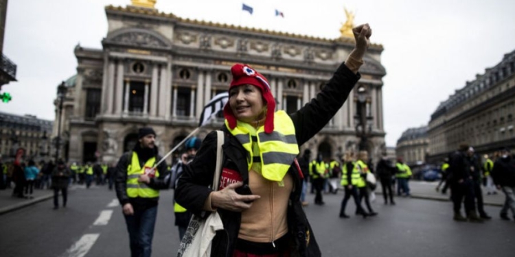 “Желтые жилеты” снова вышли на протесты во Франции