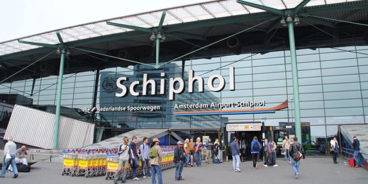 В аэропорту Амстердама мужчина угрожал привести в действие взрывное устройство
