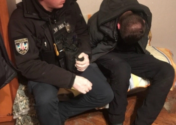 Киевские патрульные сняли с подоконника самоубийцу