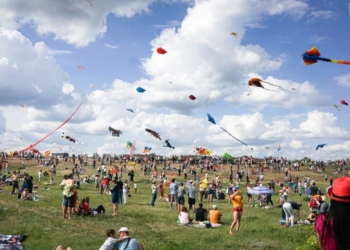 Организаторы Международного фестиваля воздушных змеев на Николаевщине предлагают выбрать звездного гостя