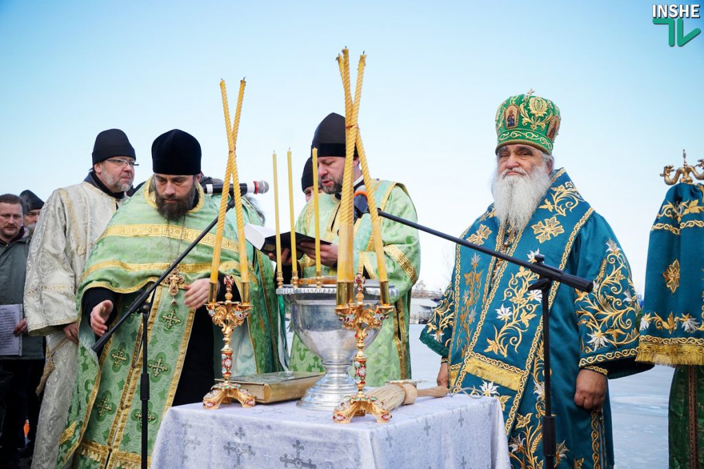 Николаевцы отмечают Крещение Господне традиционным окунанием в прорубь 12