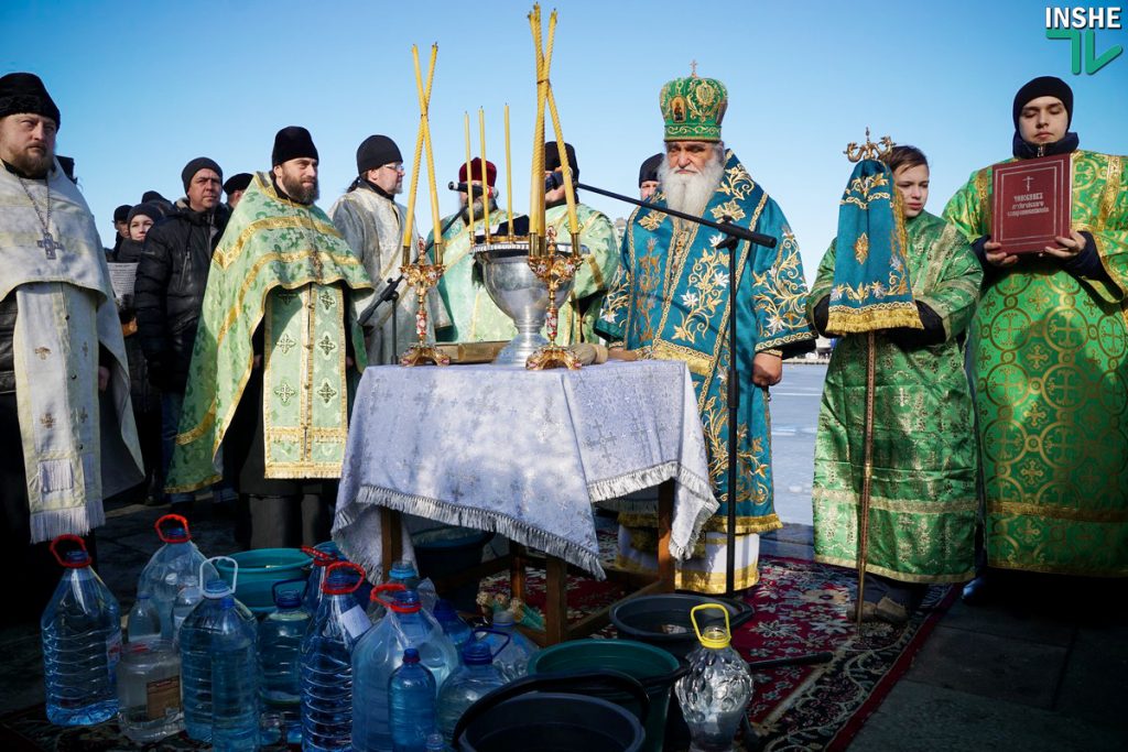 Николаевцы отмечают Крещение Господне традиционным окунанием в прорубь 16