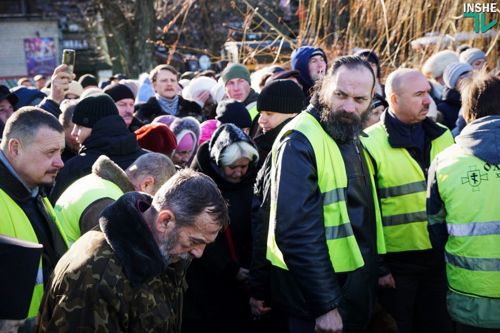 Николаевцы отмечают Крещение Господне традиционным окунанием в прорубь 24