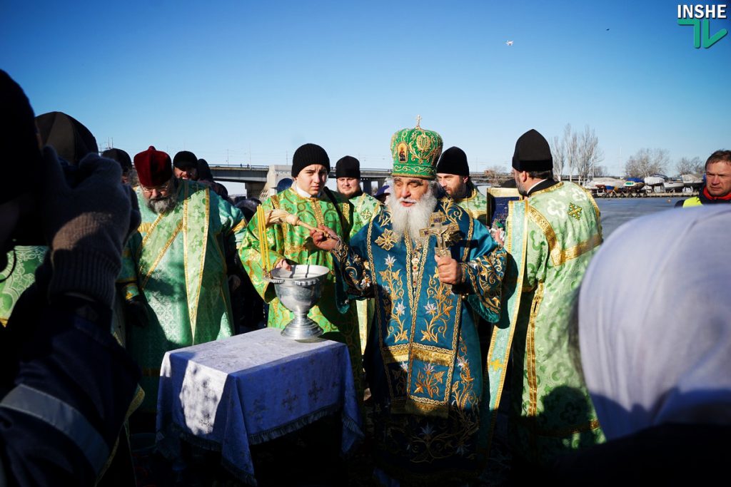 Николаевцы отмечают Крещение Господне традиционным окунанием в прорубь 36