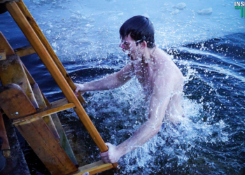 Николаевцы отмечают Крещение Господне традиционным окунанием в прорубь