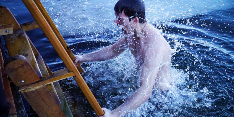 Николаевцы отмечают Крещение Господне традиционным окунанием в прорубь