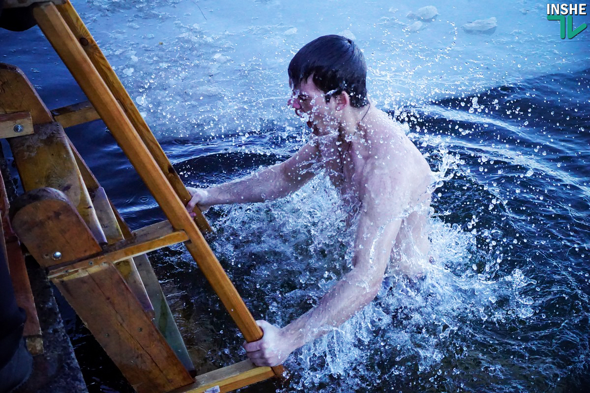 Николаевцы отмечают Крещение Господне традиционным окунанием в прорубь