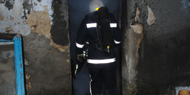 В Николаеве на пожаре погиб мужчина. В Первомайске погорельца успели спасти