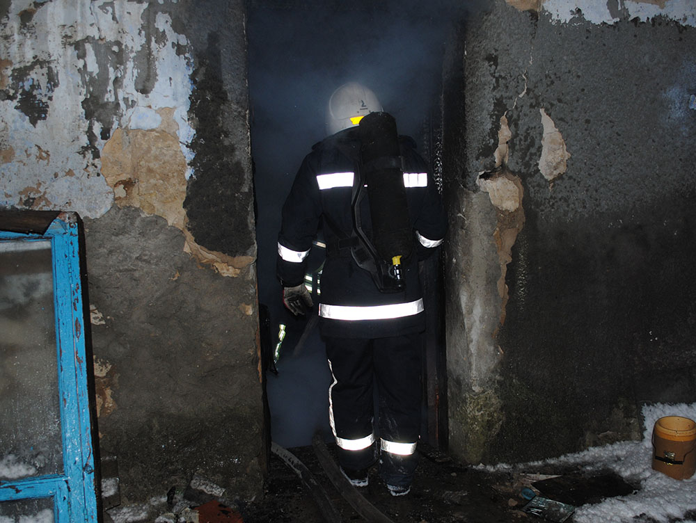В Николаеве на пожаре погиб мужчина. В Первомайске погорельца успели спасти 5