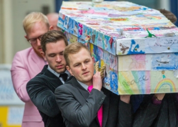 Директора британской школы похоронили в гробу, украшенном рисунками ее учеников