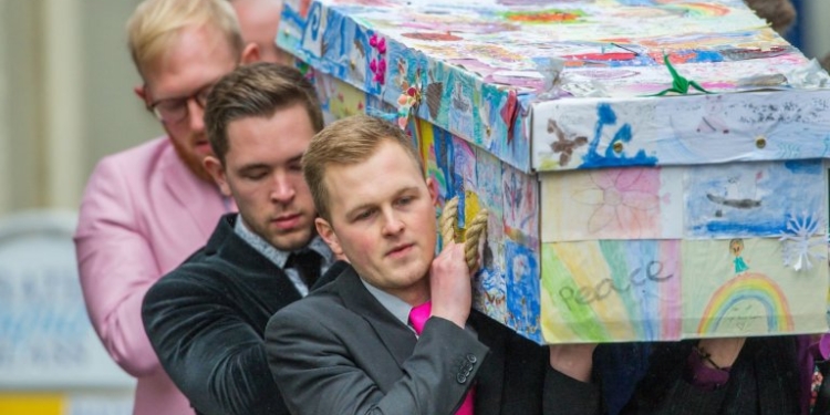 Директора британской школы похоронили в гробу, украшенном рисунками ее учеников