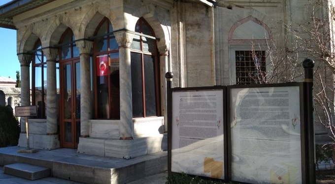 Возле усыпальницы Роксоланы в Стамбуле заменили текст о ее якобы русском происхождении