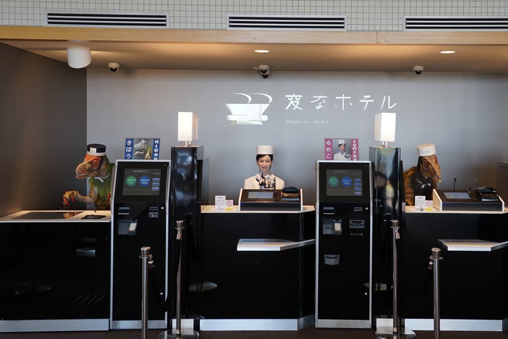 Японский отель "уволил" половину своих роботов, в том числе велоцирапторов на рецепции 3