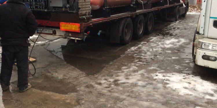 В Николаеве незаконно торговали автомобильным газом прямо с грузовика