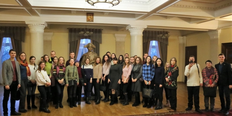 Для николаевской молодежи провели экскурсию по городскому совету и пригласили подавать заявки на стажировку
