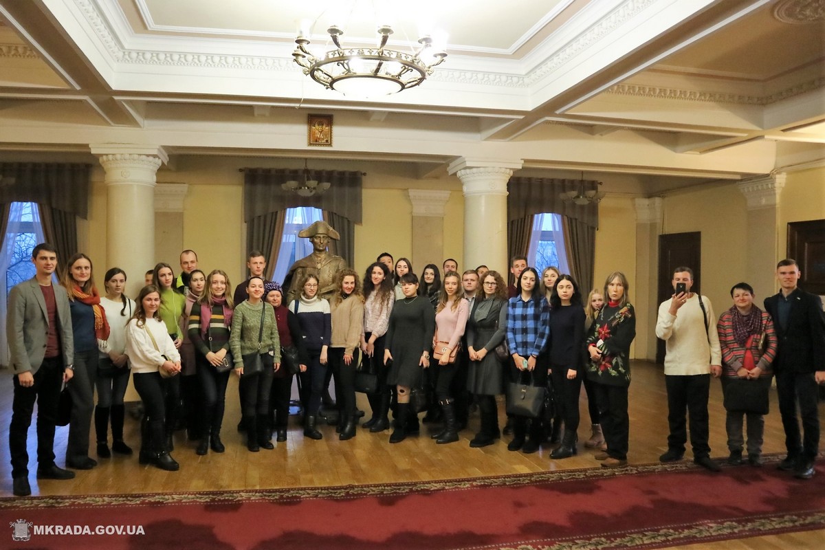 Для николаевской молодежи провели экскурсию по городскому совету и пригласили подавать заявки на стажировку