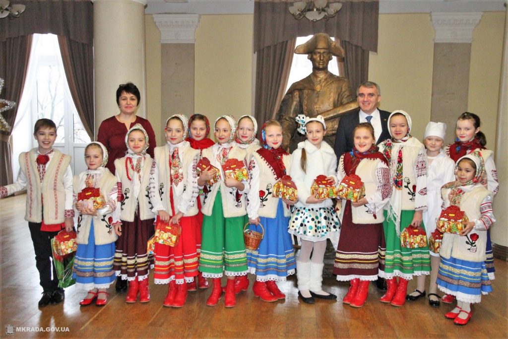 Фольклорный коллектив «Барвинок» пришел колядовать к мэру Николаева 15