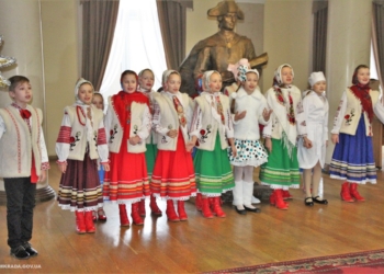 Фольклорный коллектив «Барвинок» пришел колядовать к мэру Николаева