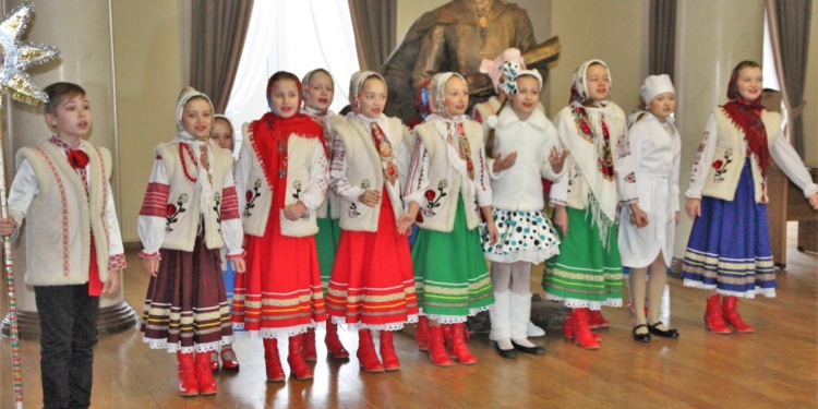 Фольклорный коллектив «Барвинок» пришел колядовать к мэру Николаева