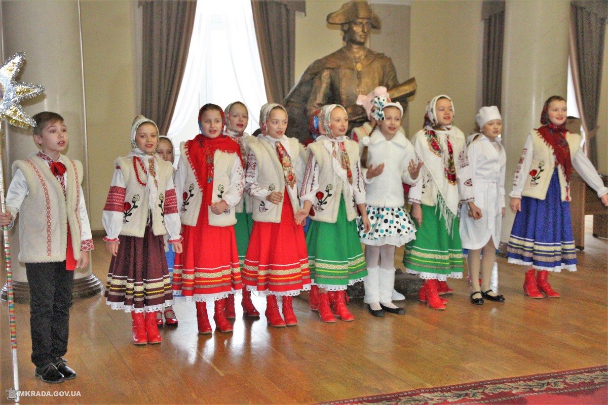 Фольклорный коллектив «Барвинок» пришел колядовать к мэру Николаева