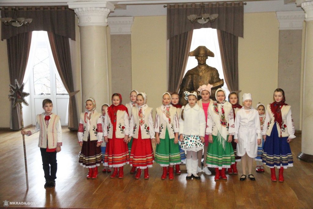 Фольклорный коллектив «Барвинок» пришел колядовать к мэру Николаева 9