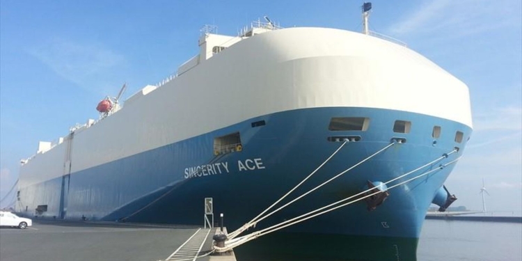 В Тихом океане горит грузовое судно