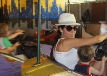 В Запорожье блогерша, дающая советы по воспитанию детей, жестоко избила 6-летнего сына на глазах у десятков свидетелей