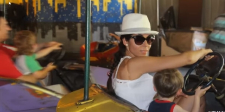 В Запорожье блогерша, дающая советы по воспитанию детей, жестоко избила 6-летнего сына на глазах у десятков свидетелей