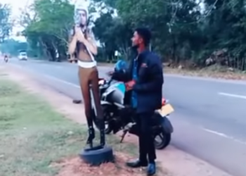 На Шри-Ланке полиция арестовала парней, которые дали «взятку» картонному полицейскому