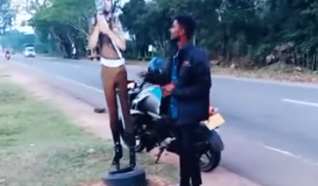 На Шри-Ланке полиция арестовала парней, которые дали «взятку» картонному полицейскому