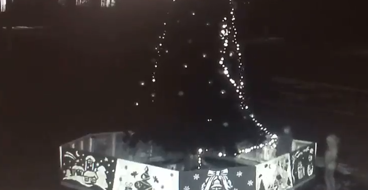 Снова новогодние вандалы. На этот раз они похитили гирлянду с главной елки в городе Арбузинка