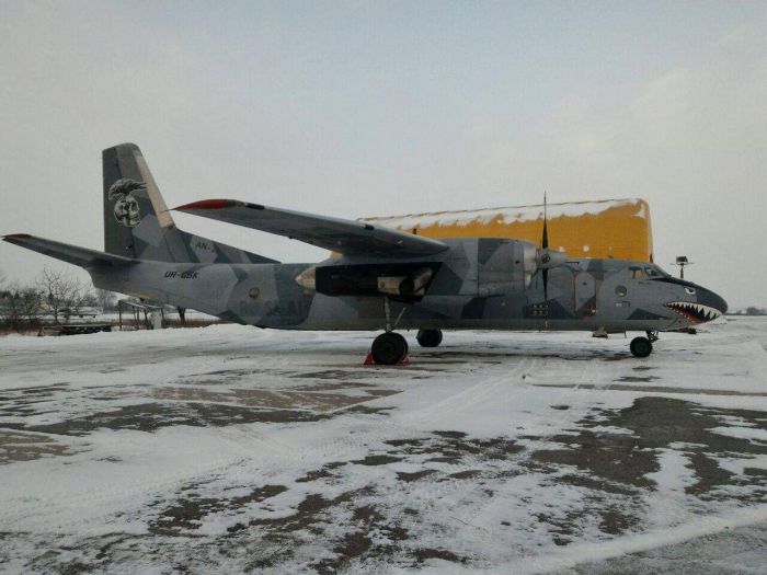 С акулой и черепами. Украинская авиакомпания купила в Голливуде знаменитый самолет - с ним снимался Сталлоне 2