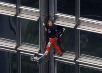 Французский альпинист без страховки взобрался на небоскреб в Маниле и попал в полицию
