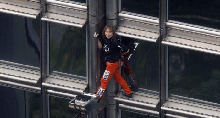 Французский альпинист без страховки взобрался на небоскреб в Маниле и попал в полицию