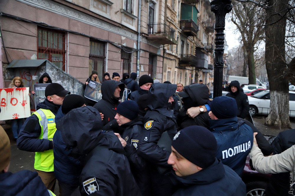 Пикет одесского цирка едва не завершился штурмом полицейского участка, куда доставили задержанных зоозашитников 4