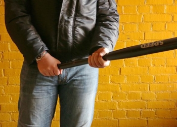 Рыцарь ПДД: водитель с битой в руках пытался навести порядок на киевской улице