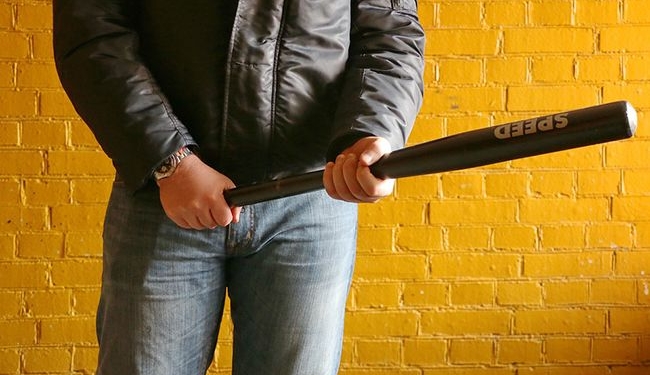 Рыцарь ПДД: водитель с битой в руках пытался навести порядок на киевской улице