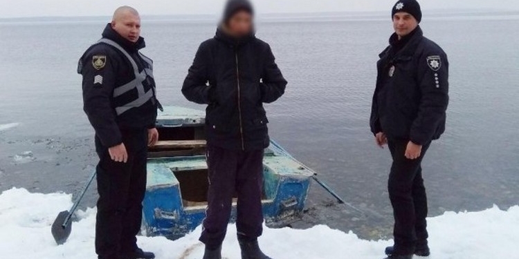На Херсонщине подростка унесло на льдине на 2 км по течению Днепра