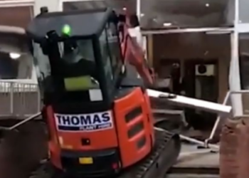 В Британии мужчина на экскаваторе разгромил отель из-за недовольства зарплатой