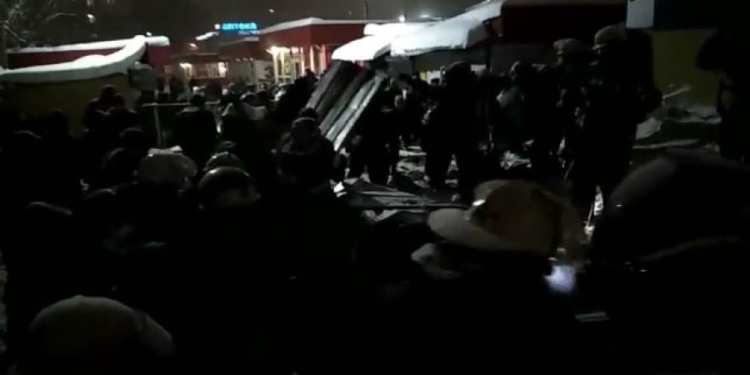 В Харькове обрушилась крыша торгового павильона: четверо пострадавших