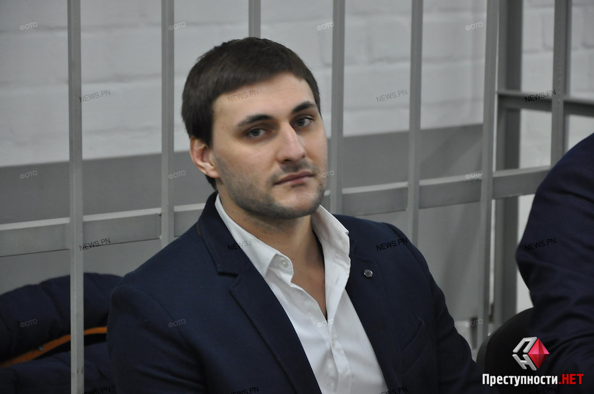 Николаевский дебошир, известный по «разборкам» на Соборной, снова «вляпался» в историю: с признаками опьянения он проехал на «красный» и хотел сбежать